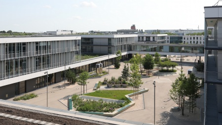 Mit dem Ziel, eine zukunftsorientierte Bildungsinfrastruktur und ökologische Verantwortung miteinander zu verbinden, wurde der Bildungscampus Riem von Beginn mit einem starken Fokus auf Nachhaltigkeit geplant.