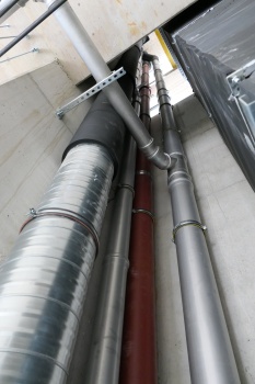 Das Rohrsystem basiert auf ACO Pipe Edelstahlrohren in den Dimensionen DN 100 bis DN 315. Die Entscheidung für Edelstahl V4A anstelle von verzinktem Stahl war insbesondere aufgrund der chemischen Belastung durch das Gründach erforderlich.