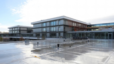 Leistungsfähige ACO Spin Freispiegelabläufe DN 100 in Edelstahl V4A für die Regelentwässerung und ACO Jet Unterdruckabläufe DN 70 für die Notentwässerung sorgen für eine zuverlässige Aufnahme und Ableitung hoher Niederschlagsmengen. 