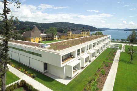 Begrüntes Flachdach auf dem modernen Anbau des Schlosshotels Velden am Wörthersee.
