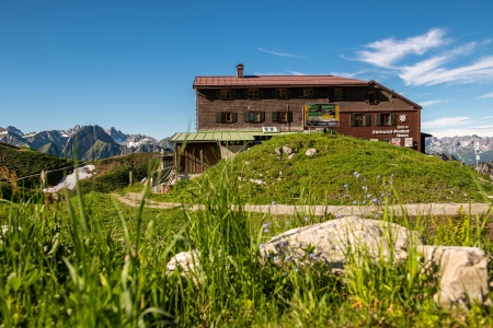 Das Edmund-Probst-Haus, eine zwischen Oberstdorf und dem Gipfel des Nebelhorns auf 1.932 Metern Höhe gelegene Schutzhütte des Deutschen Alpen-Vereins.