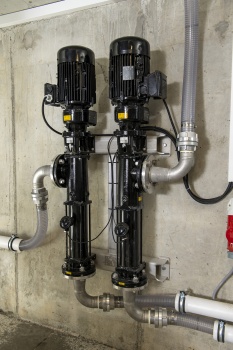 Die zwei wandmontierten Exzenterschneckenpumpen, die das fetthaltige Abwasser über fettsäurebeständige DN50-Rohrleitungen vom Typ ACO PIPE V4A in die 60-l-Fässer im Erdgeschoss fördern.