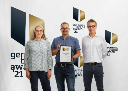Gabriel Schätzle (Mitte), Geschäftsführer von BGS, freut sich mit den Carola Sailer und Borris Mayer von DRWA über den German Brand Award 2021.