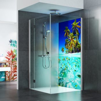 Die Duschkabine wird komplettiert mit einer durchleuchteten Duschrückwand der Serie HELENE von glassdouche.