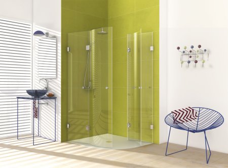 Freier Eintritt in die große Dusche trotz kleinem Bad: Design-Serie JOSEPHINE, Viertelkreis-Dusche mit zwei geraden, festen Seitengläsern und zwei gebogenen, zweiteiligen, nach innen faltbaren Türen.