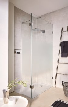 Eine bodenebene, groß bemessene Dusche, die einfachen Zutritt und viel Bewegungsfreiheit gewährt: eine Variante des glassdouche Modells 231 mit einem festen Seiten- und einem Türglas, montiert mit Design-Beschlägen der Serie AUGUSTINA.