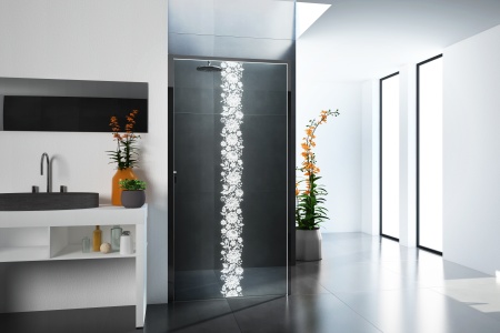 Prädestiniert für Customizing im Badezimmer sind Glasduschen – vorausgesetzt der Hersteller verfügt über die erforderlichen Customizing-Kompetenz. Hier das glassdouche Lasermotiv FLOWERS.