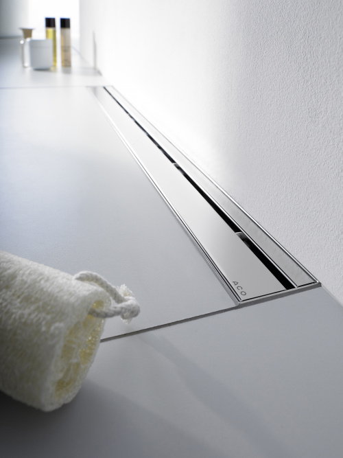 Dauertrend im Badezimmer: Elegante Design-Roste komplettieren die bodenebene Duschrinne. Hier zu sehen Edelstahl-Duschrinne ACO ShowerDrain E+ mit Edelstahl-Rost in der Design-Variante Stripe.