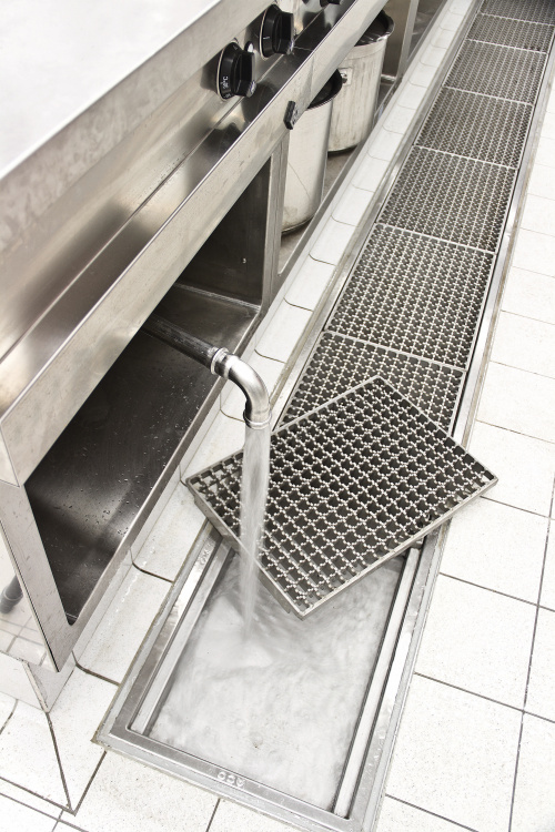 Entsprechend individuellen Anforderungen bei der Großküchenplanung fertigt ACO Haustechnik die neuen Hygiene-Kastenrinnen auch nach Maß.