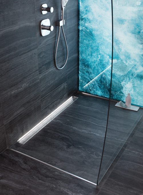 ACO ShowerStep schafft einen dekorativen Übergang zwischen dem Duschboden mit Gefälle sowie dem umliegenden Badezimmerboden.