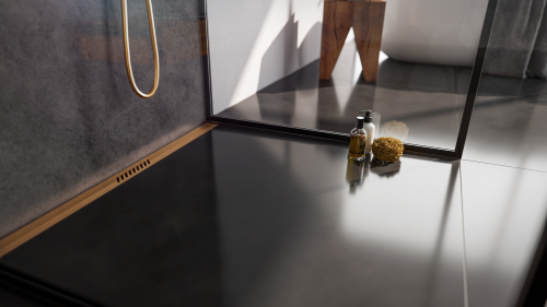 Die neue Duschrinne ACO ShowerDrain SE+ fügt sich zurückhaltend in unterschiedliche Badarchitekturen ein und betont die lineare Gestaltung bodengleicher Duschen. Hier mit dem Rost der Designlinie „Stripes“, Oberfläche Kupfer.