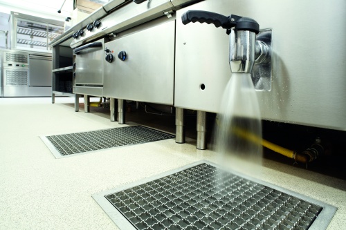 Eine sprudelnde Energiequelle, die sich mit ACO LipuTherm erschließen lässt: Nutzwasserabläufe in Großküchen.