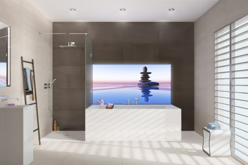 glassdouche Leuchtwand HELENE über der Badewanne montiert mit individuell wählbarem Motiv. Hier zu sehen das Motiv Harmony.