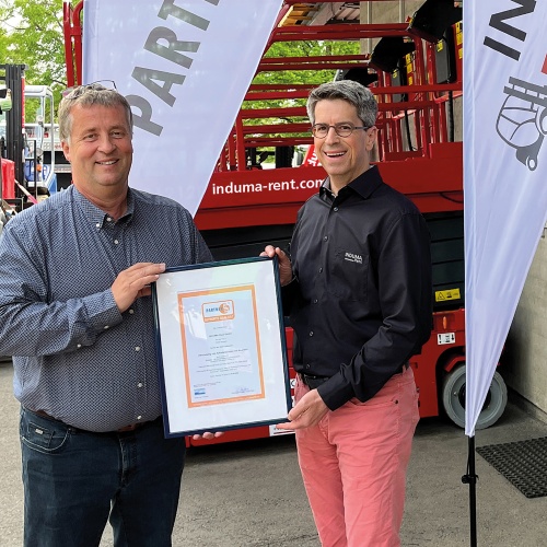PartnerLIFT Geschäftsführer Kai Schliephake gratuliert INDUMA-Rent Geschäftsführer Dominik Dejon zum erneuten 100%-Ergebnis beim PartnerLIFT Audit 2023.